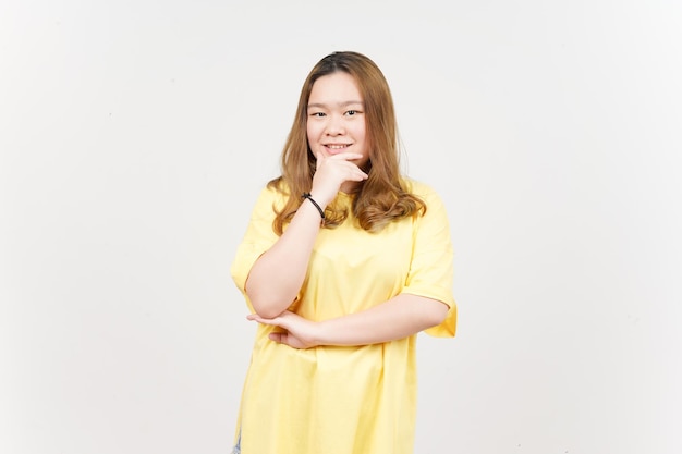 Sonrisa feliz y mirando a la cámara de una hermosa mujer asiática con camiseta amarilla