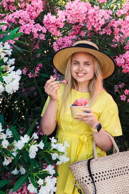 Sonrisa feliz mujer comer y disfrutar de un helado