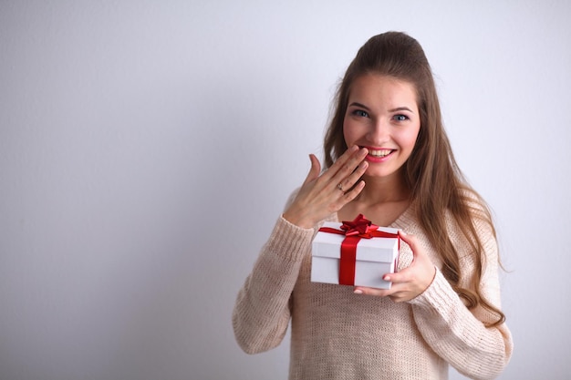 Sonrisa feliz de mujer joven mantenga caja de regalo en las manos