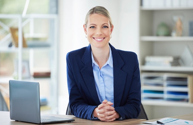 Sonrisa feliz y orgullosa empresaria y líder que trabaja en una oficina corporativa Retrato de un ejecutivo de cuentas gerente y administrador de recursos humanos en una agencia de inicio con felicidad en el trabajo