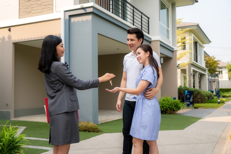 Foto sonrisa feliz pareja joven tomar llaves nueva casa grande del agente inmobiliario