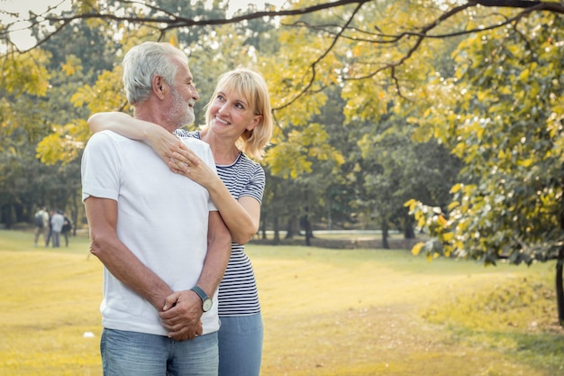 Sonrisa feliz de la pareja senior en un parque en un día festivo.