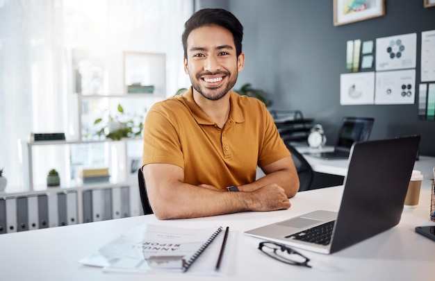 Sonrisa feliz y retrato de un hombre de negocios en la oficina con una computadora portátil que trabaja en un proyecto corporativo Confianza en la felicidad y empleado profesional que investiga en la computadora en el lugar de trabajo