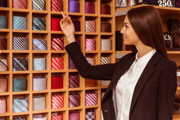 Foto sonrisa femenina hermosa joven del ayudante de tienda.