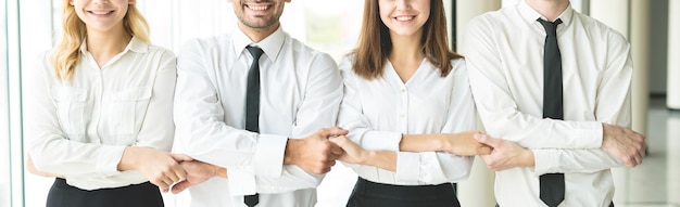 La sonrisa de la gente de negocios se dan la mano.