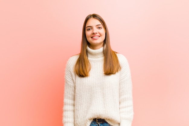 con una sonrisa grande, amigable y despreocupada, con aspecto positivo, relajado y feliz, escalofriante