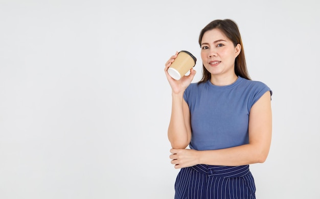 Sonrisa hermosa joven asiática y feliz de mostrar beber una taza de café para refrescarse la salud y la dieta para el ocio relajarse en ropa casual. Bebida de belleza como alimento complementario para mujeres.