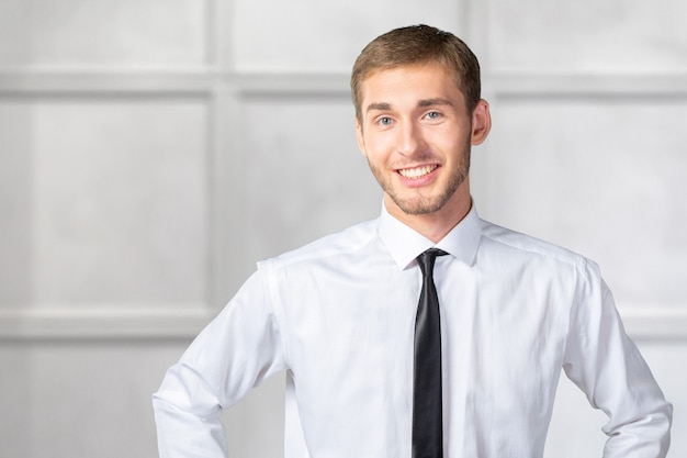 Sonrisa hermosa joven del hombre de negocios