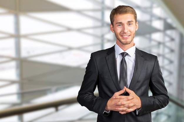 Sonrisa hermosa joven del hombre de negocios