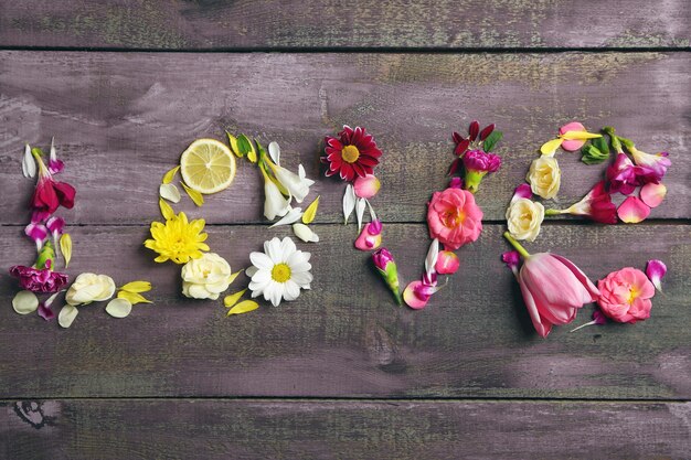 Sonrisa de hermosas flores, sobre mesa de madera