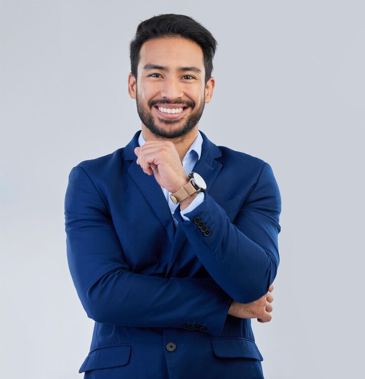 Foto sonrisa de hombre de negocios y retrato de estilo en el estudio para la moda corporativa o de ceo mientras feliz cara de empresario asiático sobre fondo blanco aislado con orgullo por el éxito y la riqueza de lujo