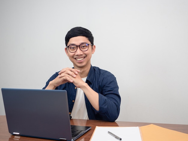 Sonrisa de hombre de negocios sentado en la mesa de trabajo