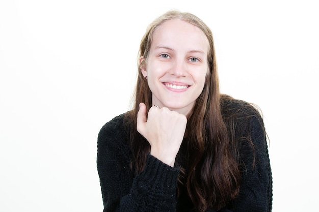 Sonrisa joven cara mujer posando sonriente piel brillante de pie sobre fondo blanco.