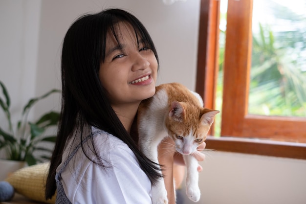 Sonrisa joven con un gato en casa