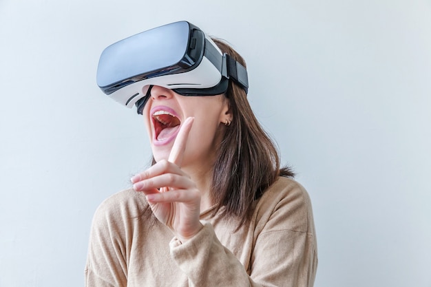 Sonrisa joven vistiendo con casco de gafas de realidad virtual Vr auriculares sobre fondo blanco.