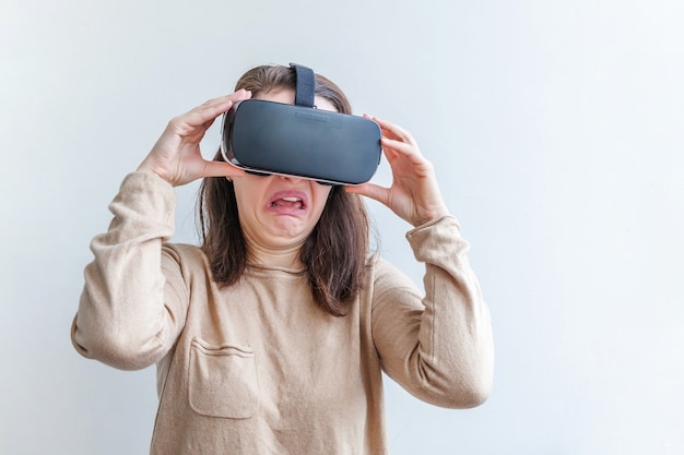 Sonrisa joven vistiendo usando realidad virtual Vr gafas casco casco en blanco