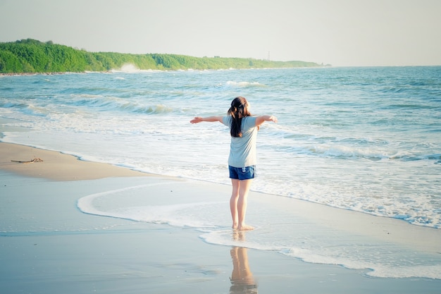 Sonrisa Libertad y felicidad mujer en la playa.