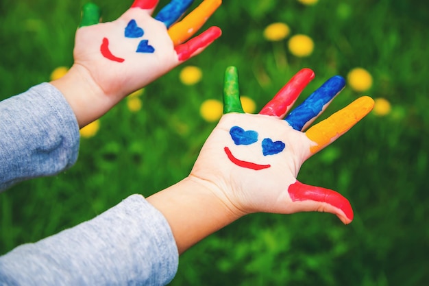 Foto sonrisa en las manos de un niño dibujando enfoque selectivo