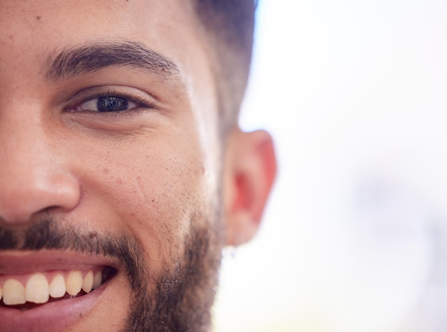 Sonrisa a medias y cara de un hombre de negocios con maqueta en el reclutamiento laboral y feliz en una empresa profesional Oficina de contratación de recursos humanos y retrato de un trabajador con felicidad y espacio simulado