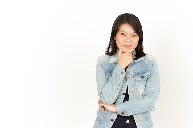 Sonrisa y mirando a la cámara de la hermosa mujer asiática vestida con chaqueta de jeans y camisa negra