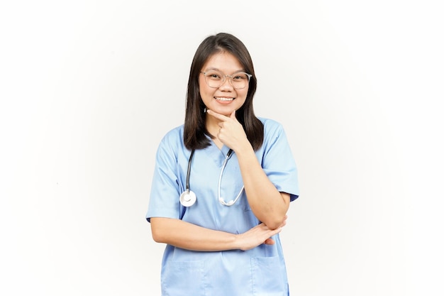 Sonrisa y mirando a la cámara del joven médico asiático aislado sobre fondo blanco.