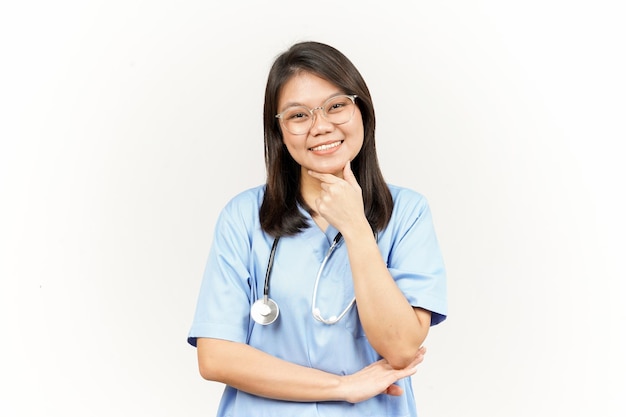 Sonrisa y mirando a la cámara del joven médico asiático aislado sobre fondo blanco.