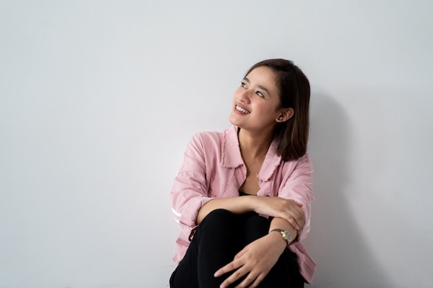 Foto sonrisa de mujer asiática mirando copyspace