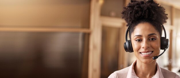 Sonrisa de mujer del centro de llamadas o retrato de contáctenos con auriculares CRM o micrófono en espacio simulado Consultor de servicio al cliente ventas de telemarketing femenino o birracial feliz con agente de mesa de ayuda y pancarta