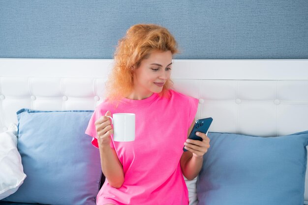 Sonrisa de mujer con chat de café por teléfono chat de mujer en casa con chat de teléfono en casa de mujer