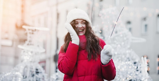 Sonrisa de mujer en la ciudad con luces de bengala