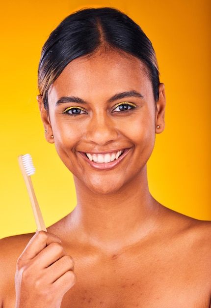 Sonrisa de mujer y retrato para cepillo de dientes dental y dientes para la salud feliz e higiene por fondo de estudio Tratamiento de persona y blanqueamiento o limpieza oral y cepillado de dientes para el bienestar en la boca