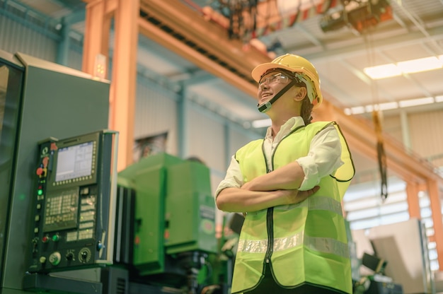 Sonrisa mujeres ingeniero técnico en fábrica. fábrica de plantas, concepto de trabajo de la industria del trabajo