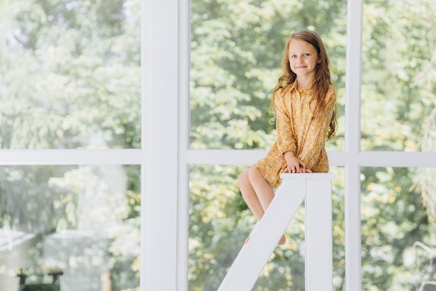 Sonrisa niña en estudio