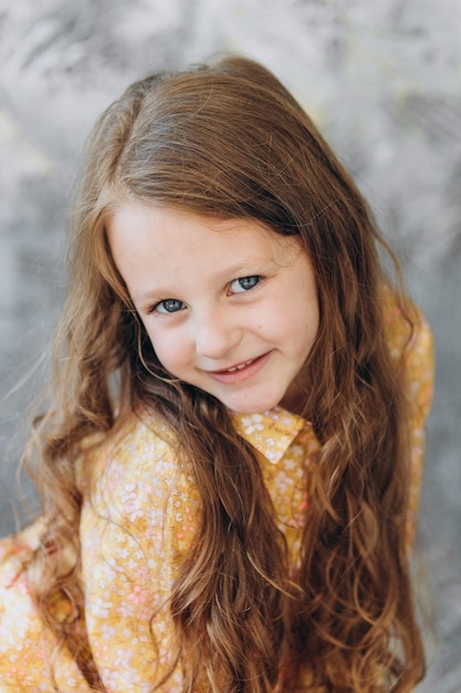 Sonrisa niña en estudio