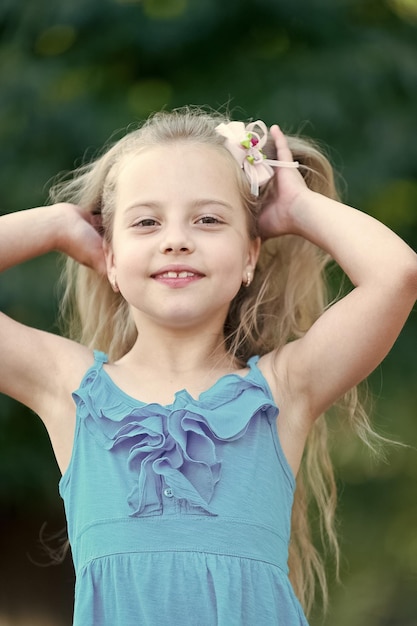 Sonrisa de niña en el parque el día de verano