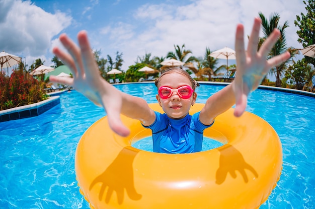 Sonrisa de niña en la piscina al aire libre