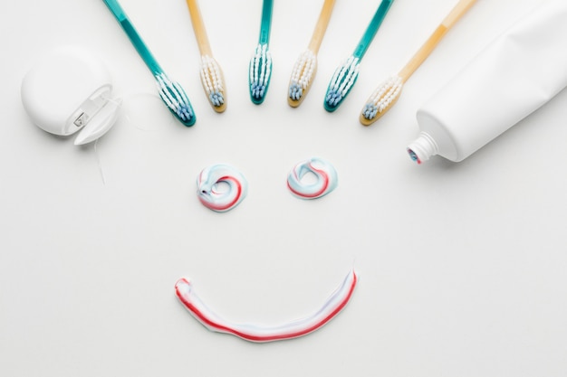 Foto sonrisa de pasta de dientes en plano