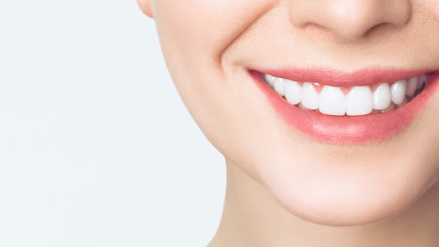 Sonrisa perfecta de dientes sanos de una mujer joven.