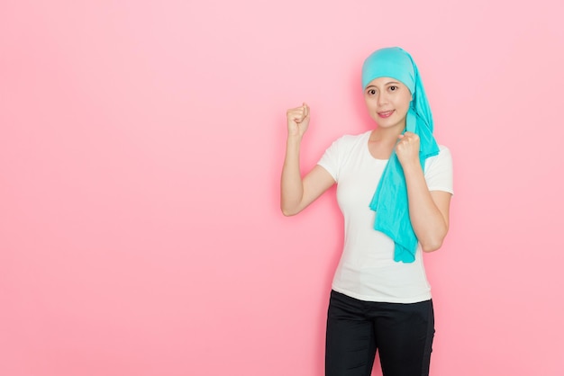 sonrisa positiva niña japonesa paciente con cáncer que muestra la actitud desafiante