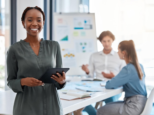 Sonrisa de retrato feliz y mujer de negocios con nueva oportunidad de trabajo en diversidad de equipo de oficina creativa y tableta digital Empleado de marketing que trabaja en una empresa nueva con motivación e idea de visión