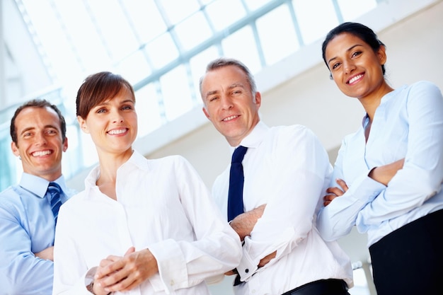 Foto sonrisa de retrato y gente de negocios con cooperación en equipo o mentor con capacitación corporativa de coaching o grupo de cara profesional o gerente con ayuda de empleados o ángulo bajo en un lugar de trabajo