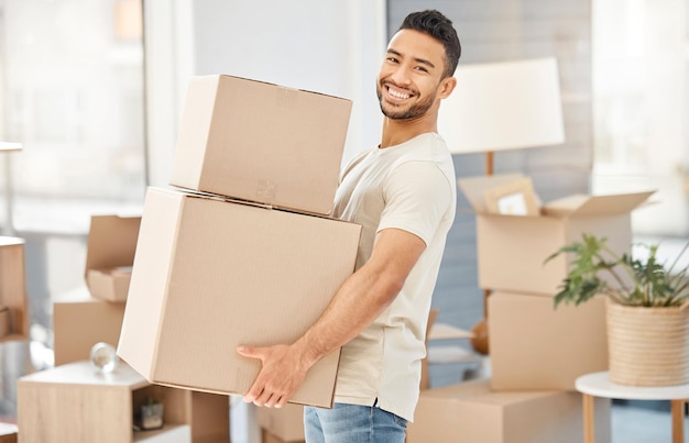 Sonrisa de retrato y hombre con cajas en movimiento y casa nueva con administración de propiedades y crecimiento Cara de hombre y hombre con hipoteca de felicidad y cartón con éxito de inversión y reubicación