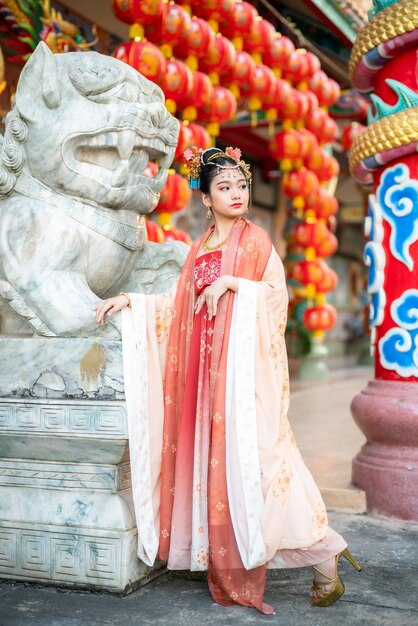 Sonrisa de retrato Linda niña asiática con decoración de trajes chinos para el festival de año nuevo chino celebra la cultura de China en el santuario chino Lugares públicos en Tailandia