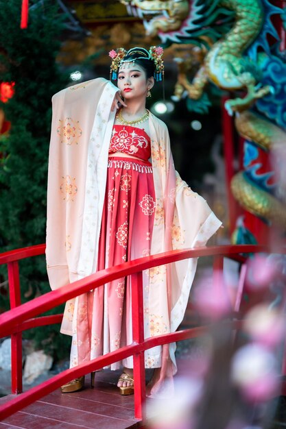 Sonrisa de retrato Linda niña asiática con decoración de trajes chinos para el festival de año nuevo chino celebra la cultura de China en el santuario chino Lugares públicos en Tailandia