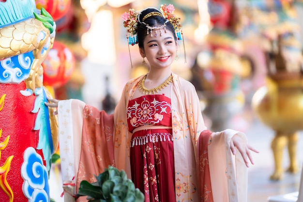 Sonrisa de retrato Linda niña asiática con decoración de trajes chinos para el festival de año nuevo chino celebra la cultura de China en el santuario chino Lugares públicos en Tailandia