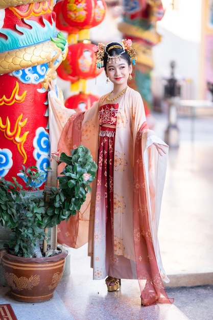 Sonrisa de retrato Linda niña asiática con decoración de trajes chinos para el festival de año nuevo chino celebra la cultura de China en el santuario chino Lugares públicos en Tailandia