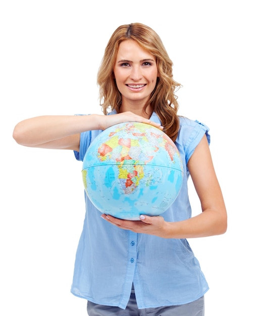 Sonrisa retrato y mujer con un globo terráqueo en un estudio para mapas globales geografía o día de la tierra Educación feliz y maestra con un planeta mundial modelo 3d para una lección aislada por fondo blanco