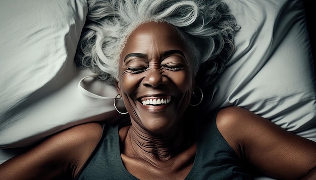 Sonrisa sincera de una mujer madura exultante de pelo blanco despertando IA generativa