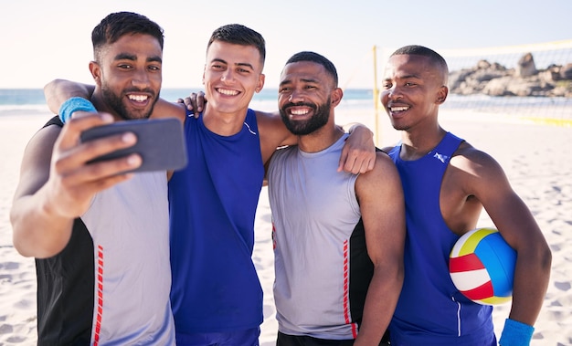 Sonrisa de voleibol o selfie de equipo en la playa con apoyo en ejercicios de entrenamiento deportivo o entrenamiento físico Trabajo en equipo en el mar o hombres felices en la aplicación móvil para una foto de redes sociales o una foto grupal después del juego