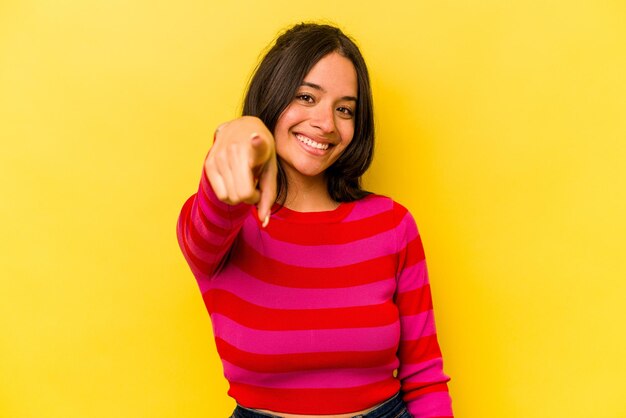 Sonrisas alegres apuntando al frente